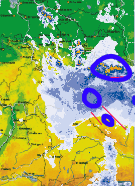 Modr�mi kruhy jsou ozna�eny m�sta s nejsiln�j��mi projevy po�as�. �erven� p��mky reprezentuj� 'gust fronts'.
